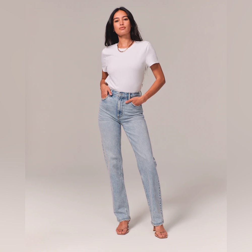Abercrombie 90’s straight curve love high rise jeans!😍😍 Sold out on website!